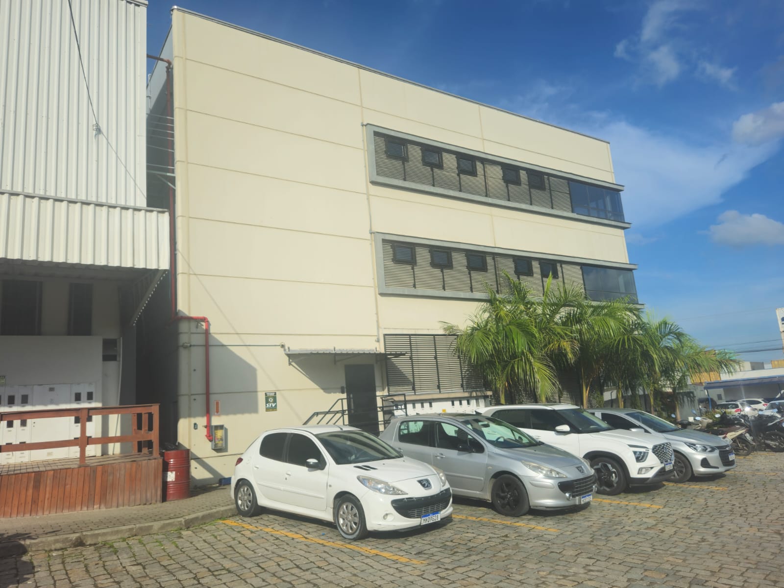 Caminhão da frota em rodovia